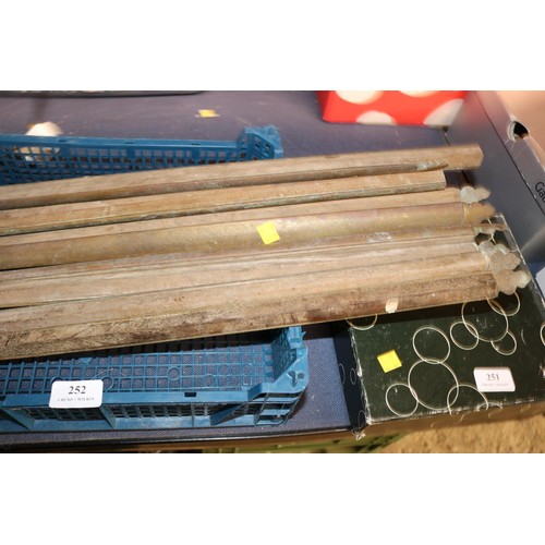 252 - Qty of brass stair rods