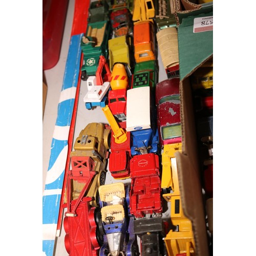 310 - Large qty of vintage/modern toy cars, trucks, etc, incl Dinky Matchbox, Corgi & Britains