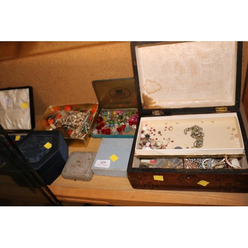 425 - Qty of assorted costume jewellery