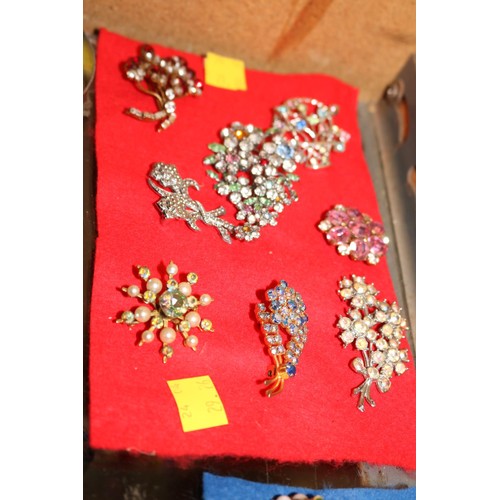 443 - Various diamonte & other brooches