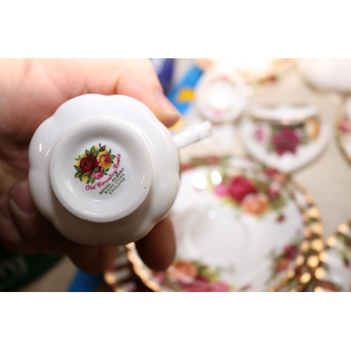 527 - Qty of Royal Albert country roses