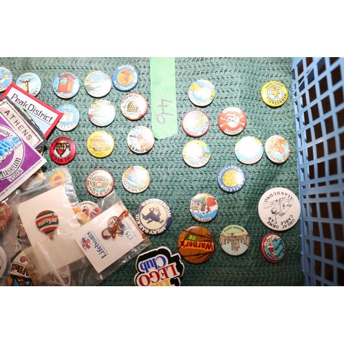 532 - Vintage pin & cloth badges