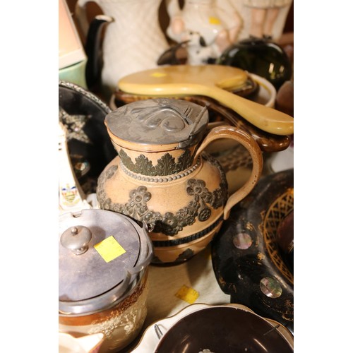 539 - Large qty of collectables/curios