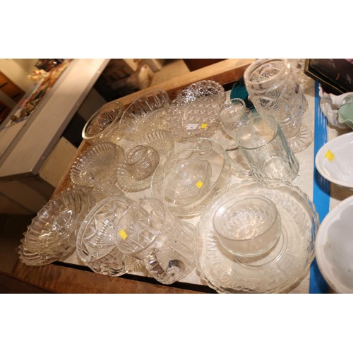 546 - Large qty of glass ware, various sized bowls, vases & jugs