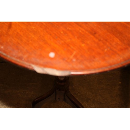 571 - Mahogany occasional table a/f