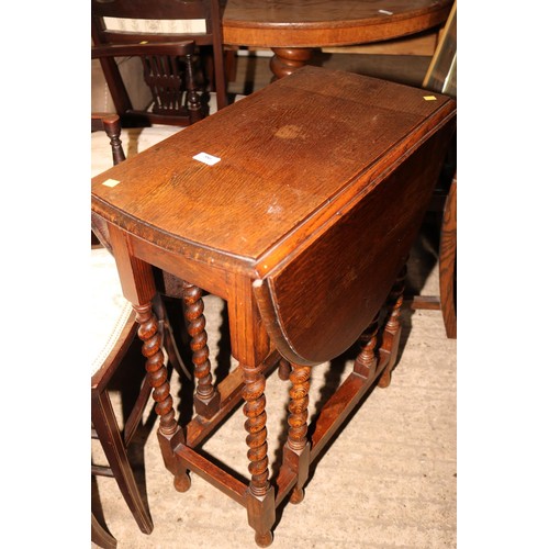 586 - Oak gateleg table