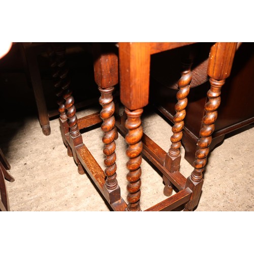 586 - Oak gateleg table