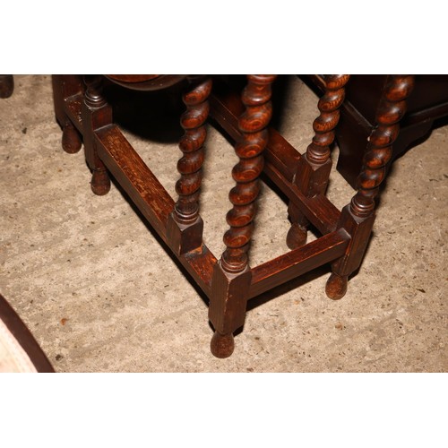 586 - Oak gateleg table