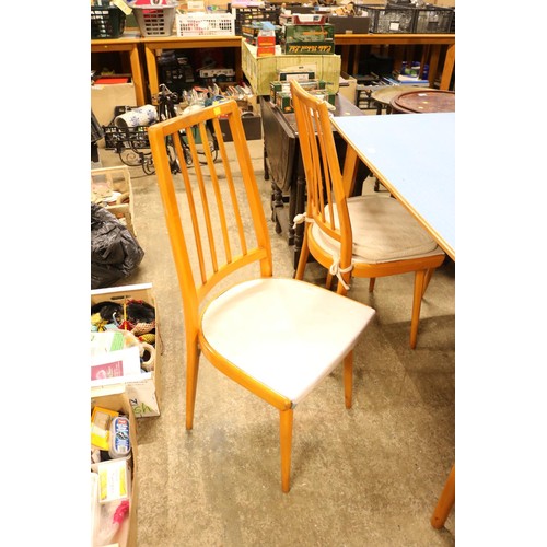 613 - Blue 70's style table & 5 chairs