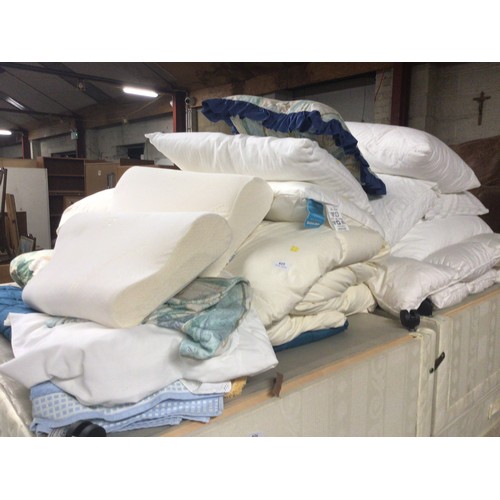 615 - Qty of bed linen