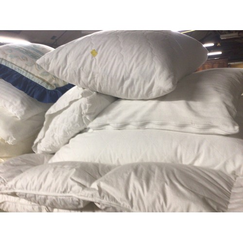 615 - Qty of bed linen