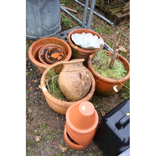 23 - Various terracotta pots (some cracks)