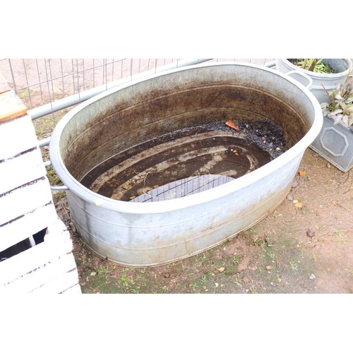 30 - Galvanised bath tub, 40