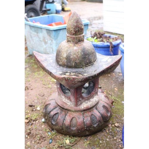 35 - 2 Japanese/oriental style concrete garden ornaments pagoda/pagoda lantern