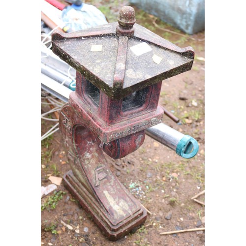 35 - 2 Japanese/oriental style concrete garden ornaments pagoda/pagoda lantern