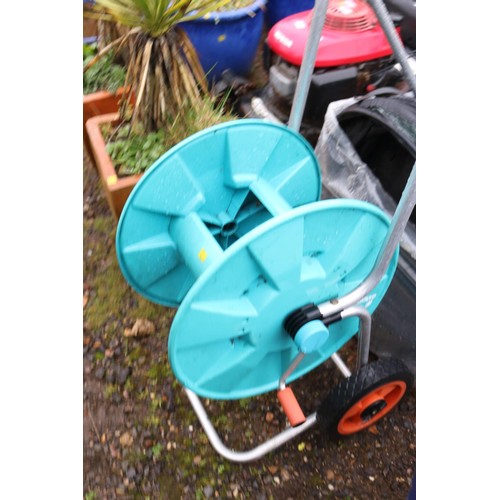 38 - Lawn spreader, hose reel, garden bag, kneeler