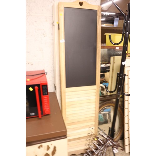 100 - 2 wooden screens/room dividers