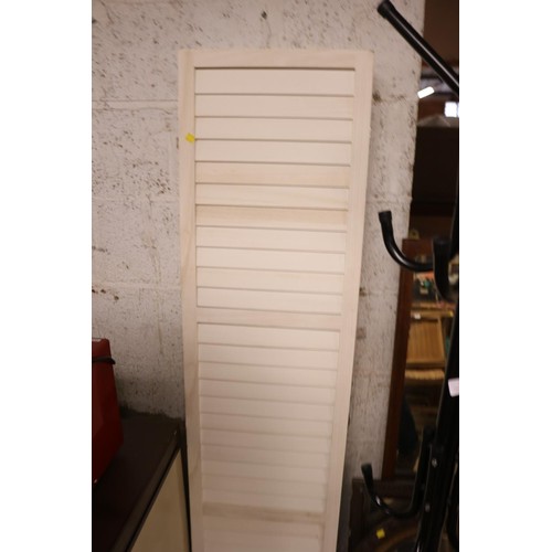 100 - 2 wooden screens/room dividers