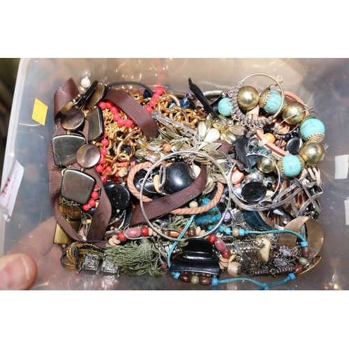 431 - Tub of mixed jewellery