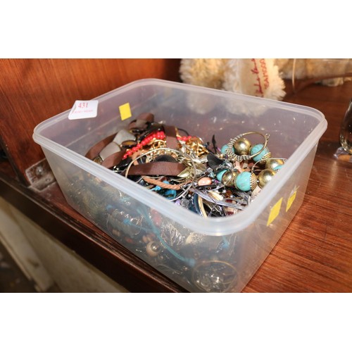 431 - Tub of mixed jewellery