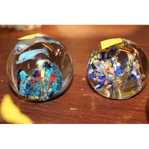 432 - Various paperweights