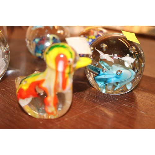 432 - Various paperweights