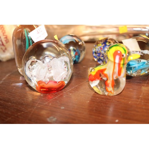 432 - Various paperweights