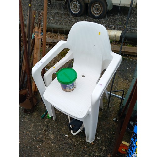 10 - 2 garden chairs etc