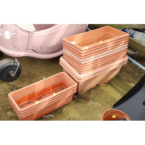45 - 16 assorted planters