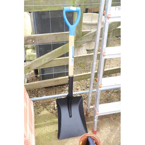 46 - New unused silverline spade/shovel