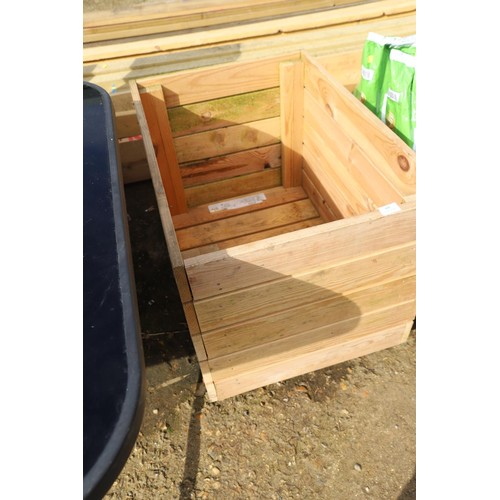 60 - lge wooden storage box on wheels