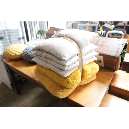 170 - Bundle of cushions
