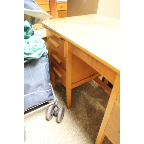 208 - six drawer kneehole desk