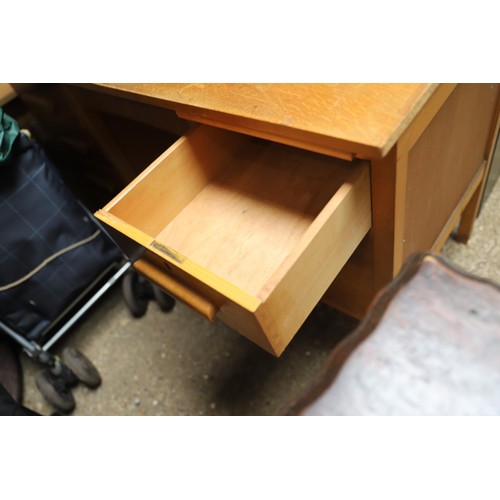 208 - six drawer kneehole desk