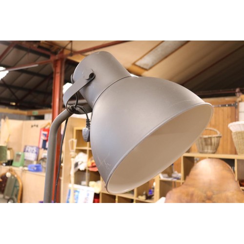 640 - Grey lamp - warranted until 12 noon Tuesday following the above sale