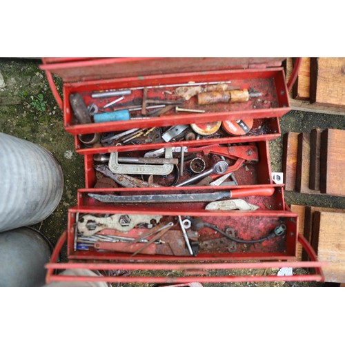 75 - Vice, box of tools, red