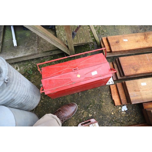 75 - Vice, box of tools, red