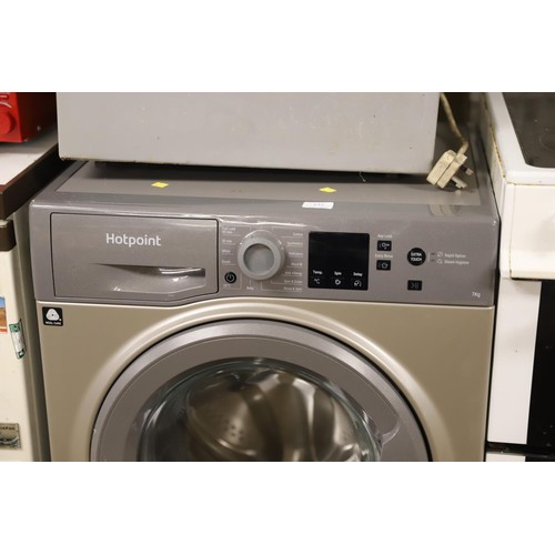 122 - Hotpoint washing machine - warranted until 12 noon Tuesday following the above sale