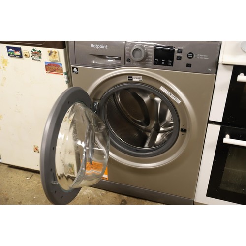 122 - Hotpoint washing machine - warranted until 12 noon Tuesday following the above sale