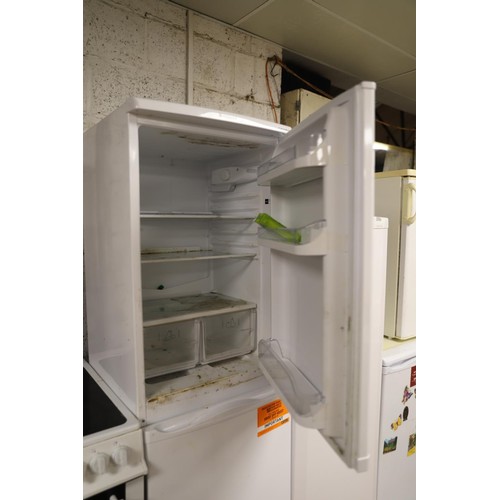 124 - Hotpoint fridge freezer - warranted until 12 noon Tuesday following the above sale