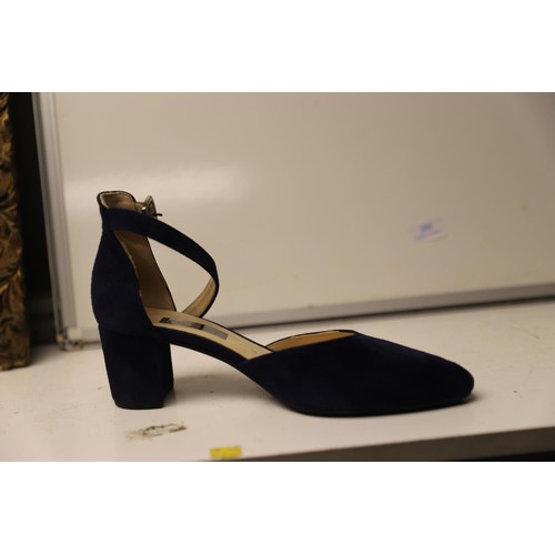 210 - Gabor size 6 Gala navy suede shoes