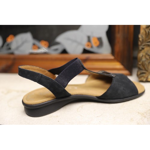 213 - Gabor size 6 Merlin navy sandals