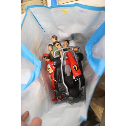 298 - Bag of action men & car