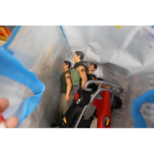 298 - Bag of action men & car