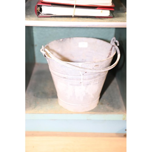 400 - Galvanised bucket & weights