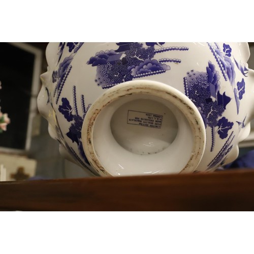 421 - Blue & white willow pattern table centre piece