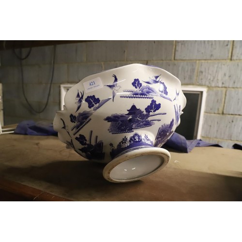 421 - Blue & white willow pattern table centre piece