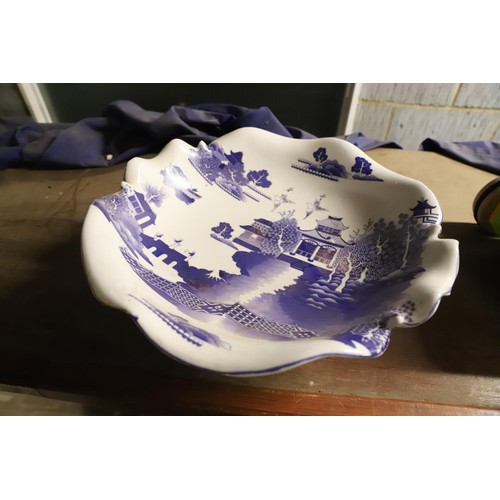 421 - Blue & white willow pattern table centre piece