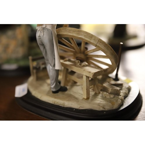 448 - Leonardo collection figure farmer repairing wheel