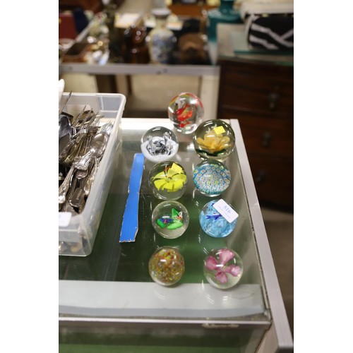 516 - Various glass paperweights